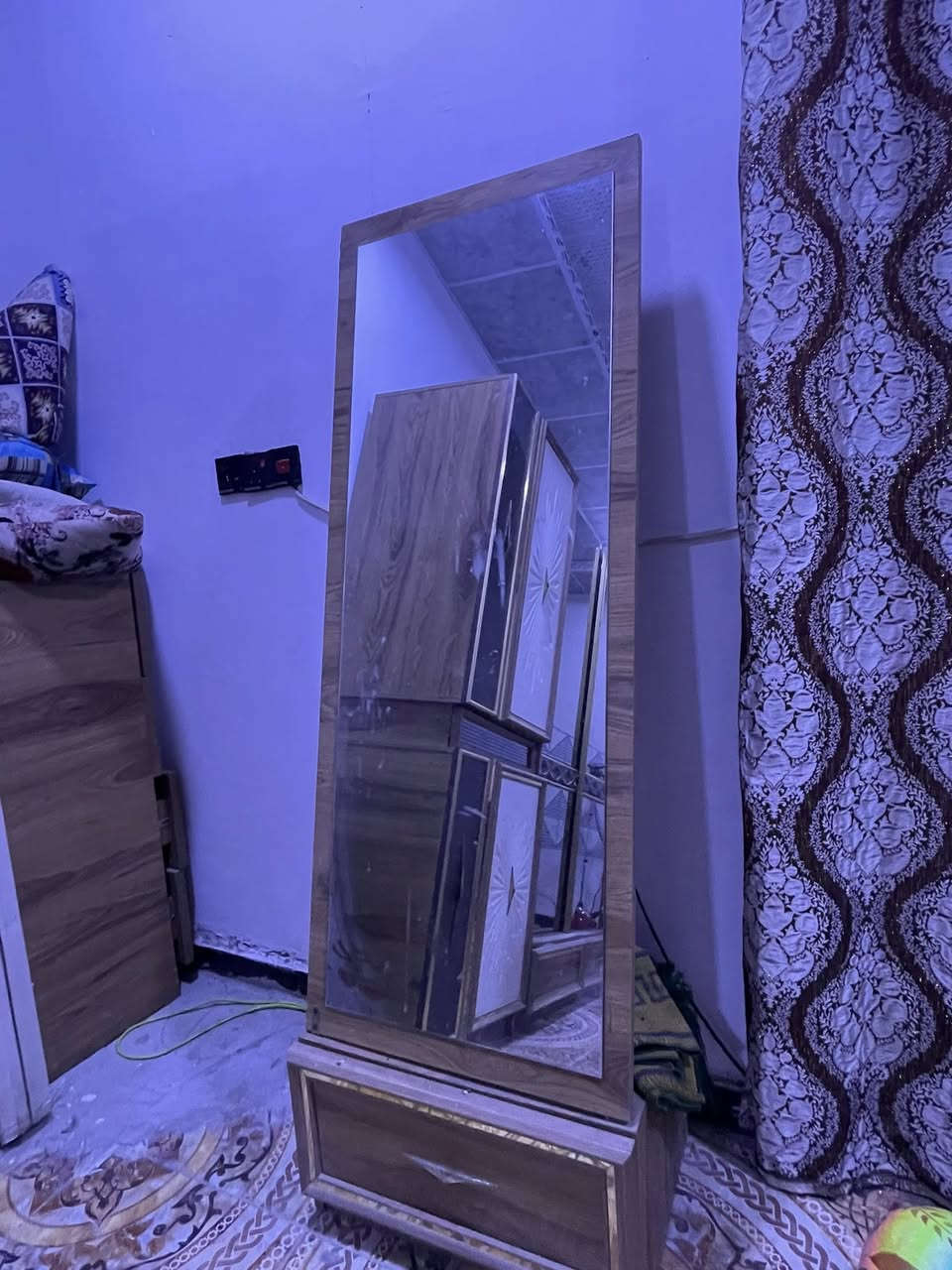 سلام عليكم غرفة اخشاب للبيع خمس قطع كنتور بيبان سلايت نضافة 75بلمية سعر550وبيهة مجال *********** مكانهة البصرة
