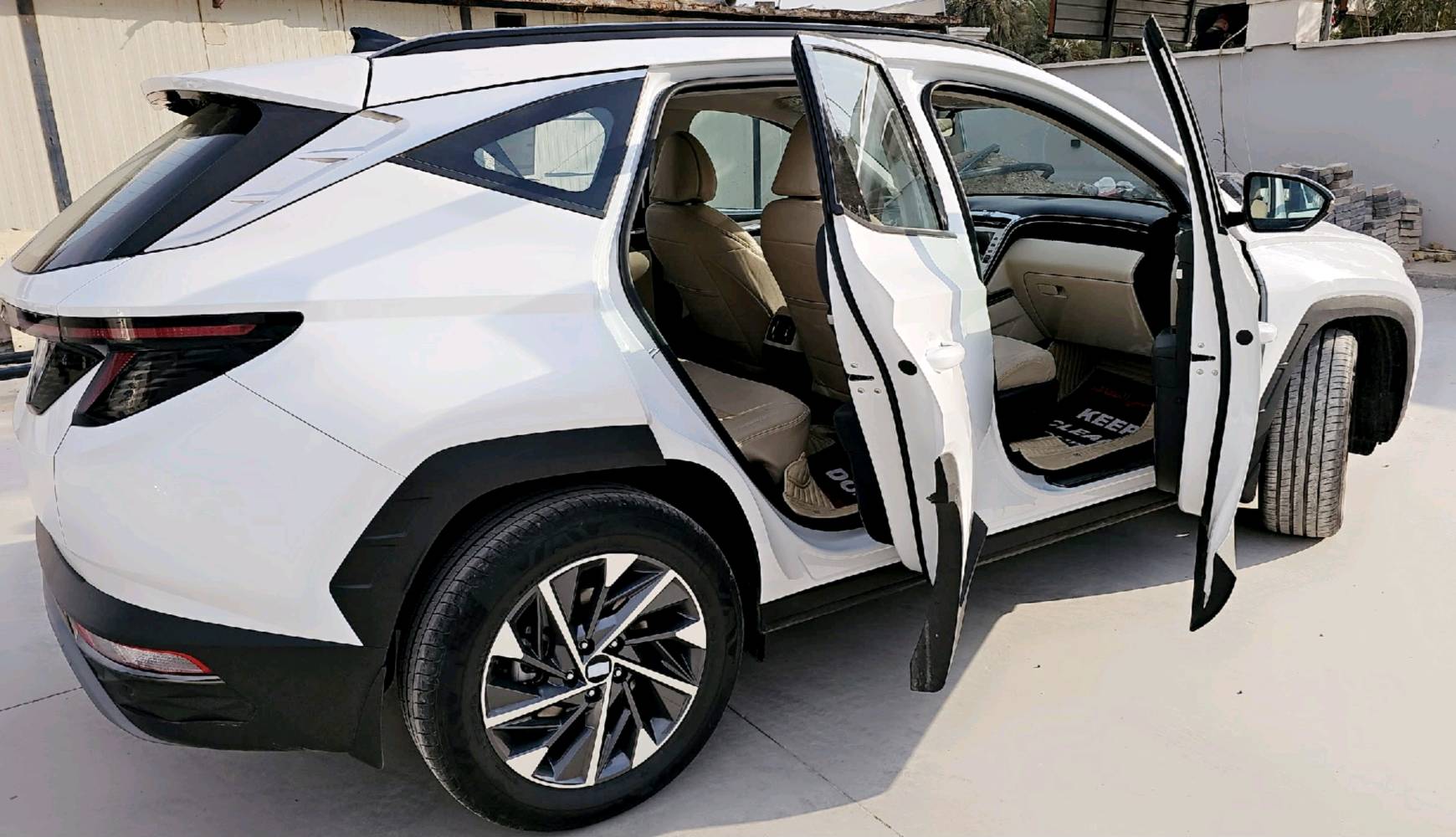 السلام عليكم توسان 2024 خليجي مكفوله من الضربه والصبغ والبارد 
خليجي 
رقم  بأسمي سنويه وارقام وهزه كله جديد 
ماشية 22  مكفولة من الصبغ والتبديل والبارد 
موصفات محرك 2000 
بصمة + تشغيل عن بعد
داخل ابيض + دشبول ايباد
كراسي الأمامية كهرباء 
حساس امامي + خلفي
هند بريك بصمة+ أوتو هولد
 شاشة كبيرة +كامرة خلفية دوارة
شاحـن وايرلـس + بردات خلفية
قطعتين تبريد+ ثلاث انظمة قيادة
تحكم ستيرن جهتين + شفتات
اشاير بل مري والمري كهرباء
+ شاشة اعطال
انارة الأمامية LED + انارة خلفية LED
السعر ٢١٥
