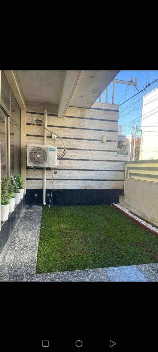 بيت للايجار جهاد حي الحسين بناء درجة اولى مساحته180م 3نوم وصالة وهول داخلي ومطبخ وخدمات وكراج حديقةصغيرة ايجاره مليون وربع قفل
***********
