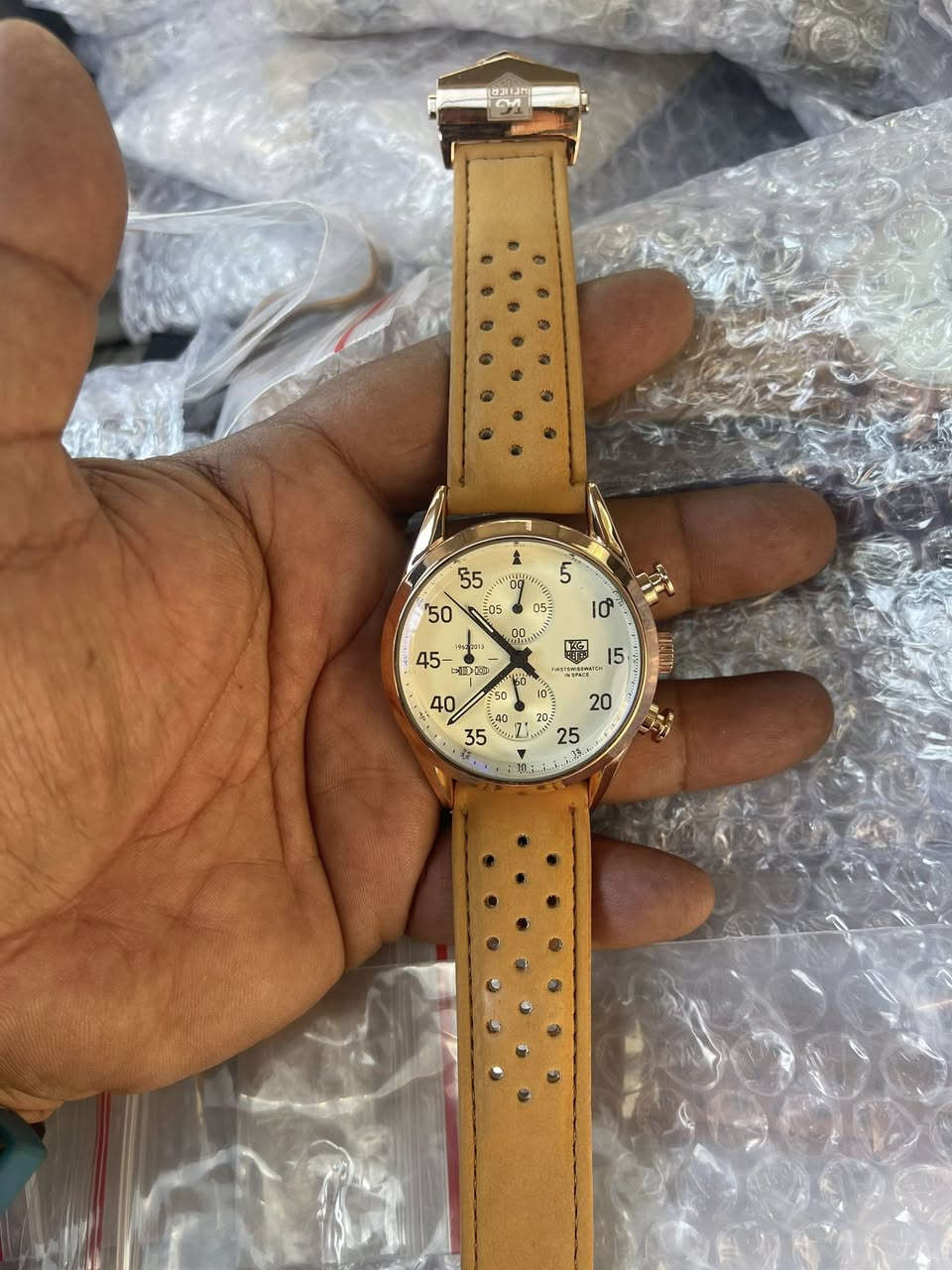 عندي ساعات عدد ١٠٠٠ الف ساعة بالةكلهم ستوبوج  جديد بلايلون مسلفن الي يحب يراسلني على هذا الرقم (***********)
