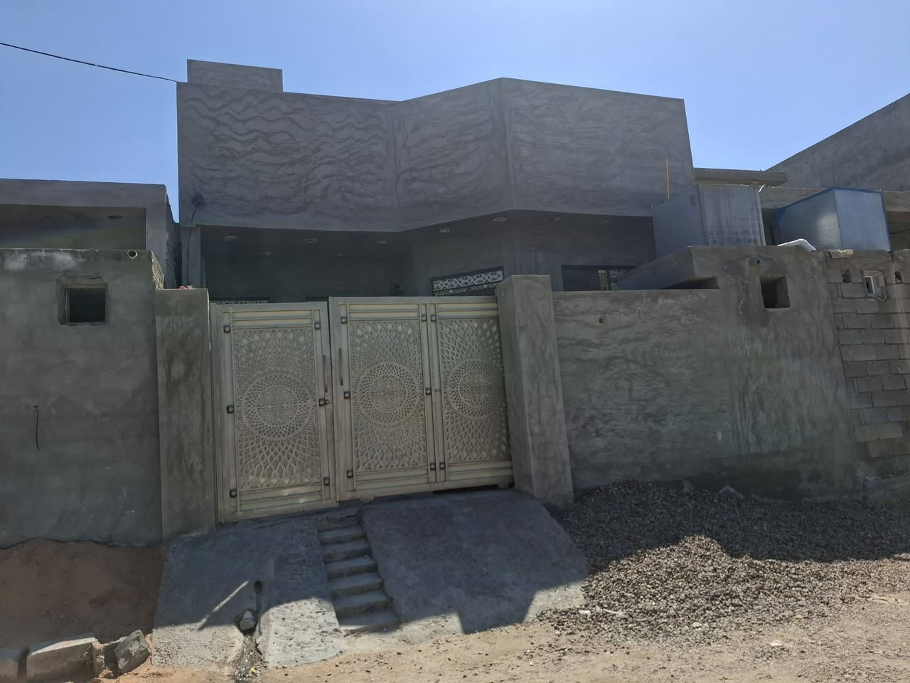 السلام عليكم /دار للبيع طابوزراعي ٢٥ ازركيه المساحه ١٥٠ متر وجه ٨ونص نزال ١٨ ونص شارع ٨متر نافذ عدل قرب جامع الجولان الكبير ومدرسة النسيم الابتدائيه 
الطابق الثاني غرفه نوم وبيتونه ٦في ٤
الارضي غرفه وصاله ومطبخ ومناور ثنين واستقبال وخدمات 
السعر ٦٨ اتصال ***********
