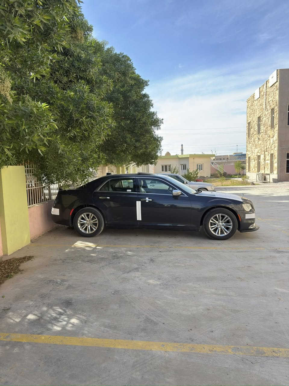 السلام عليكم 
 للبيع كرايسلر 300 limited  2018  (امريكي) 
            السيارة بلاتينوم فول الفول
     جديده جداً شرط التقرير و السونار 
 كفاله عامه من صبغ  حته دعامياتها
كفاله والكير والمكينه والاكسل وناشر السونار
السياره جديده بمعنئ الكلمة كارتون مال جناي 
ماشيه 62 الف ميل شرط الفحص والسونار
فول مواصفات ١/١  
حجم المحرك: 3600
كير ماوس 8 نمر 
دبل سلايت بانوراما 
تشغيل عن بعد 
شاشه جبيره   
حساسات اماميه + خلفية
رادار امامي تحديد مسار
رادار امامي مانع تصادم
رادار جانبي ب المري
سستم صوت 14 سماعة 
قطعتين تبريد ثلج 
كشن خزن ميموري 3 وضعيات
كشنات جلد اسود
مقاعد اثنين كهرباء (تدفئة+تبريد) 
كشن خلفية تدفئه
تدفئه بلاستيرن  
مري قلاب ويه ال R
مري معتم جانبي+وسطيه
اشاير ب المري+ترحيب
يدات ستيل اصل 
الداخل صاج ملكي  
شاشه كار بلي 
نظام_خرائط(نظام ملاحة)_Navigatio
كامرة خلفية اصلية
 استيرن كهرباء 
فول تحكم استيرن (جهتين امامي + جهتين خلفي)
 نضام eco اقتصادي
مري _جانبي_تدفئة
مرايا_جانبية_حساسة_للضباب_تعمل_تلقائياً  
لايت عدسة زينون يصعد وينزل ويه الستيرن 
كشافات زنون   
ويل حجم 18 مكسيكي اصلي   
السياره تو ويل  
صدر جديد  باتري جديد تخم تاير جديده  
منضومه تبريد+بانزين بلشرط كله جديد
الاسبير المقدس منازل مال وكاله 
السياره جديده بمعنئ الكلمه ولا كلوب مشتغل بلدشبول 
عليها منضومه زينون عدسات شرط نهار   
السياره ما مشتغله خط بشرط الفحص و الجديد مبين
رقم وهزه وسنويه كله جديد 
رقم بغداد بسمي شخصيآ

السعر 250$ وبيه مجال للطيبين 
للإستفسار / مكان السياره ديالى المقدادية 
***********
                  ***********
