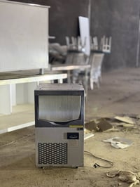 للبيع مجموعة معدات و اثاث مستعمل مكينه ثلج  عارضه كيك بارد جلسات  طاول...