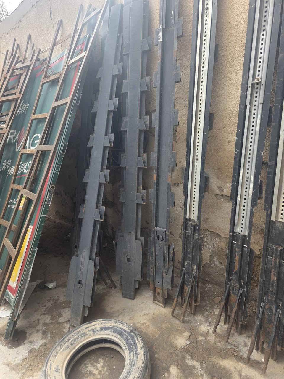 ا
السلام عليكم...
بيبان شمتز عدد ٢ كلش نضيفات ودنك شمتز وكرونه وجادر سقف شمتز ومحجرات ارتفاع ١٢٠ سم  
***********/ابو عباس
