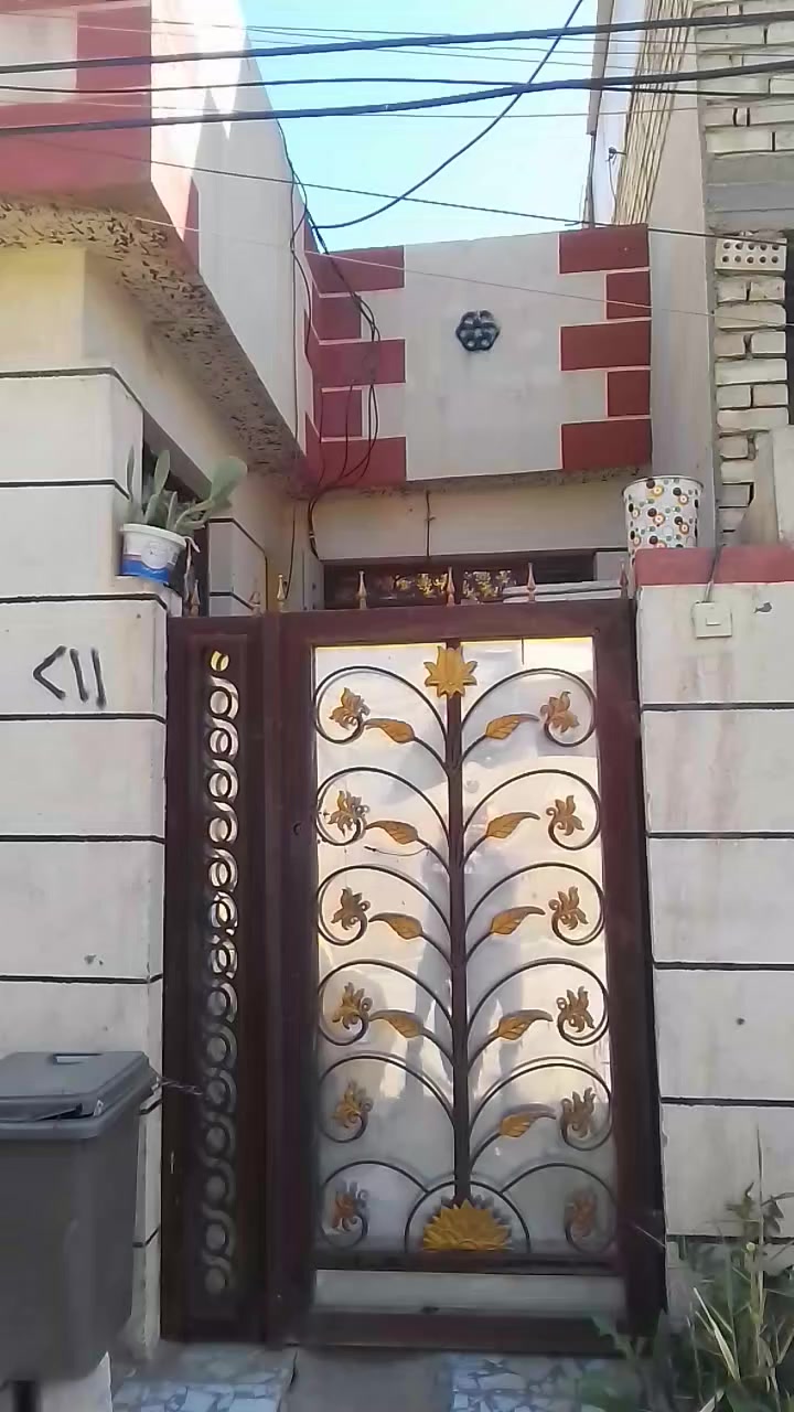 السلام عليكم ... يارزاق بيت مشتمل للبيع مساحة 50م متر واجه 5م او الباقي نزال يحتوي على استقبال + مطبخ + غرفة نوم + حمامات + منور البيت سيراميكه فول للسقف عقد زراعي مشمول بالفرز المنطقة تبليط مجاري ماء كهرباء فول السعر 75 مليون مع الاثاث سبلت طن او نص مبردة بنكات سقفية عدد 3 ثلاجة 12 قدم مجمدة 6 قدم كاونتر ثلاث قطع بلازمة مع ستلايت ميز طعام مع ثلاث كراسي جرباية كنتور بردات سلايت عدد 2 فراشات ارضية صيفي + شتوي درج سبعة باية جديد اوبيه مجال للطيبين العنوان بغداد الزعفرانية نهاية اربع شوارع تدخل على شارع مخبز المجتبى خامس فرع  على ايدك اليسار ثاني باب على اليسار بصف الركن بالاتصال واتساب هاتف *********** 🌹🌹🌹
