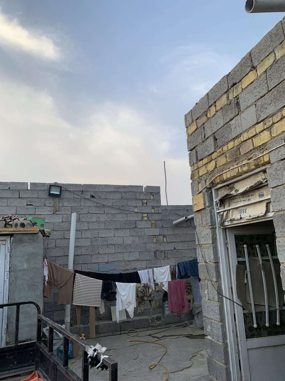 بيت للبيع 150 متر خريطه كامله بناء حديث استقبال +صاله +مطبخ+غرفتين +صحيات  بيت نضيف وجاهز للسكن الموقع الرضويه السابعه السعر 75 مع المجال
الهاتف ***********
