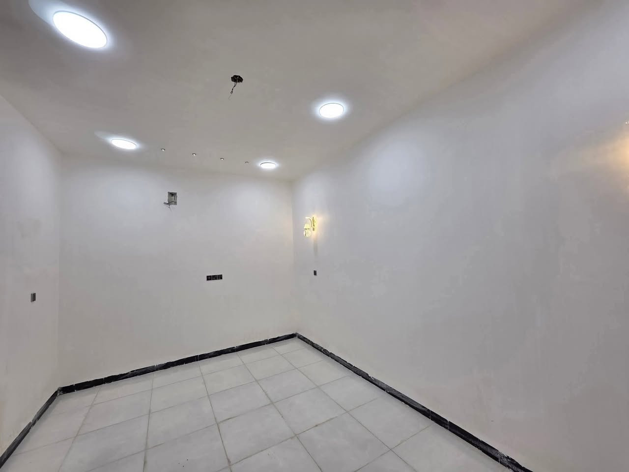 السلام عليكم
دار للبيع وجه على ساحه مربع مساحة ١٢٥م ركن كوت حي الحكيم شارع الوائلي البيت يحتوي على غرفتين نوم وصالة ومطبخ واستقبال البناء طابوق السعر ٦٠ وقابل للتفاوض ***********
