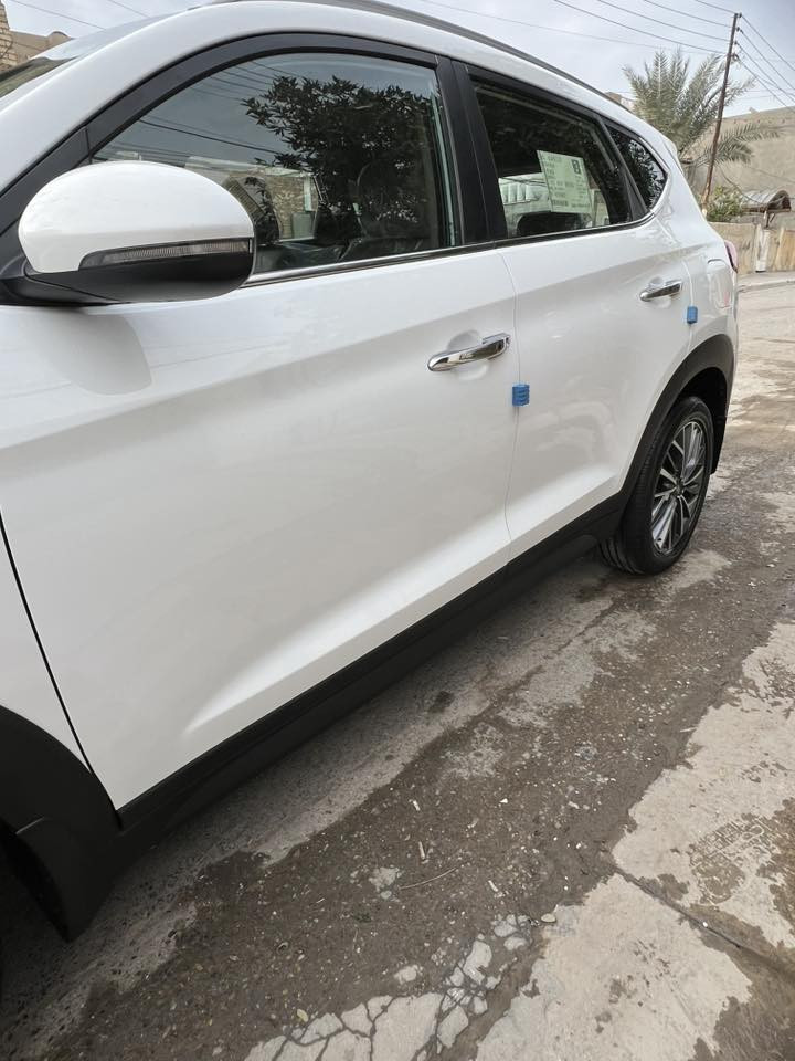 السلام عليكم 
توسان 2020 خليجي شركه الكاصد مكفوله كفاله عامه من الصبغ والبارد والشخوط وكلشي سياره وضع الشركه مكينه وكير وضع الشركه صدر امامي وخلفي وضع شركه تراي زيرو طكه متسمع سياره ماشيه 26 حقيقي وعل فحص فابلون شركه ولزكات شركه بعدهن بيهه شرط حته اريل بعده فابلون شركه مامفتوح نايلون شركه هم بعده سبير ولعده مانزلات وكتلوكات شركه بعدهن  بيهه سياره زيرو بعدهه بوضع الشركه لوك جديد 
بصمه لاخ بعدهه مامستعمله سياره جديد جدن لوك مواصفات 
كشنات كهرباء عدد 2
بصمه تشغيل 
بصمه ابواب 
لايت عدستين زنون 
بكلايت آيل ايدي 
شاحن واير لس 
حساس امامي وخلفي 
كامره خلفي دواره 
خمس ويل كب 18 
تبريد قطعتين 
مري شفط 
لد نهاري 
ترايش نيكل 
سايد بريك رجل 
تحكم ستيرن جهتين 
3انضمام قياده 
عادي وسبورت ونورمان
ايكو اقتصاد بانزين
شاشه بلوتوث 
مكينه 2000 دوش لمرغوب 
باقي مواصفات توسان معروفه رقم بغداد دولي جديد هزه جديده سنويه بسمي مجدده لغايه 2031 اتصال *********** مكاني بغداد
