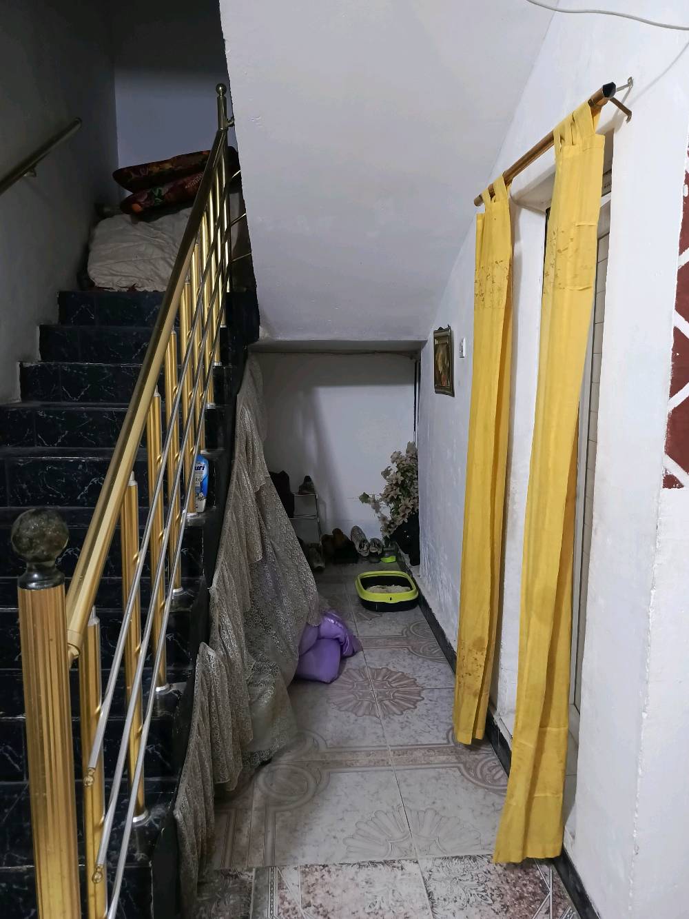 دار للبيع الانبار رمادي حي التأميم..
مساحه 200 طابقين يحتوي ع 5 غرف نوم صاله واستقبال و3 حمامات مطبخ