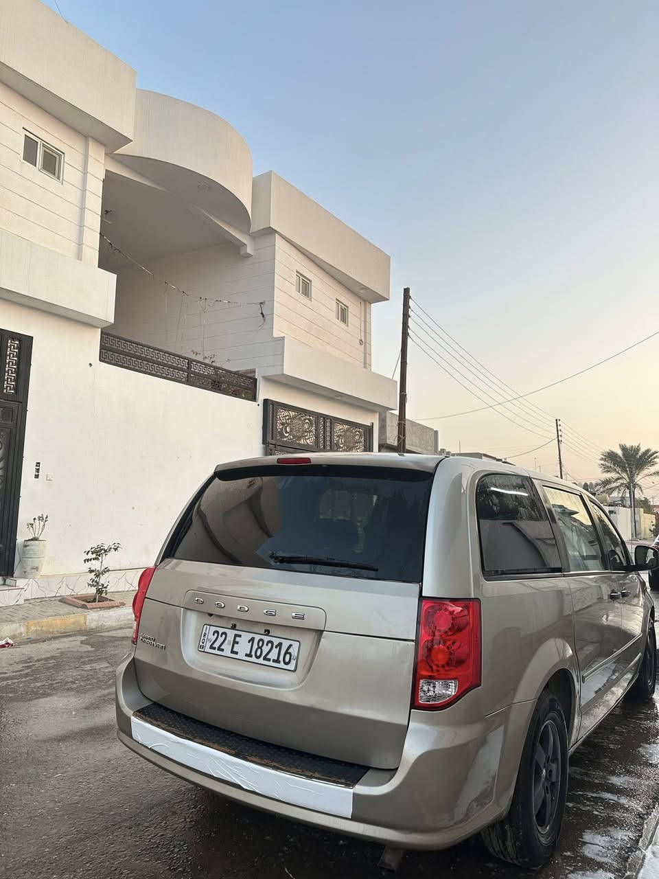 كرفان 2008 رقم اربيل محدث 2018 
مواصفات/ 6 جامات كهرباء  . كشنات بلع سياحي. مرايات جانبية كهربائي . 6سلندر. 3 قطع تبريد 7 راكب. شاشة ايباد.تخم تاير جديد . بطارية جديد. تخم صدر امامي وخلفي جديد مع درامشافتات. سيارة بجم كبس وصندوق كبس بدون ضربة. بدون تعديل بارد ، بدون صبغ ، ماعدا البابين السايق وخلف سايق 20 سم صبغ عالطول تحت تريشة ، مكينة كير بلادي مامفتوح بالشرط . ماشي 130 حقيقي. سنوية باسمي شرط تحويل ووكالة. 
السعر/ 125 $ وبيه مجال قليل 
رقم موبايل/. ***********
مكان محافظة كركوك قضاء داقوق
