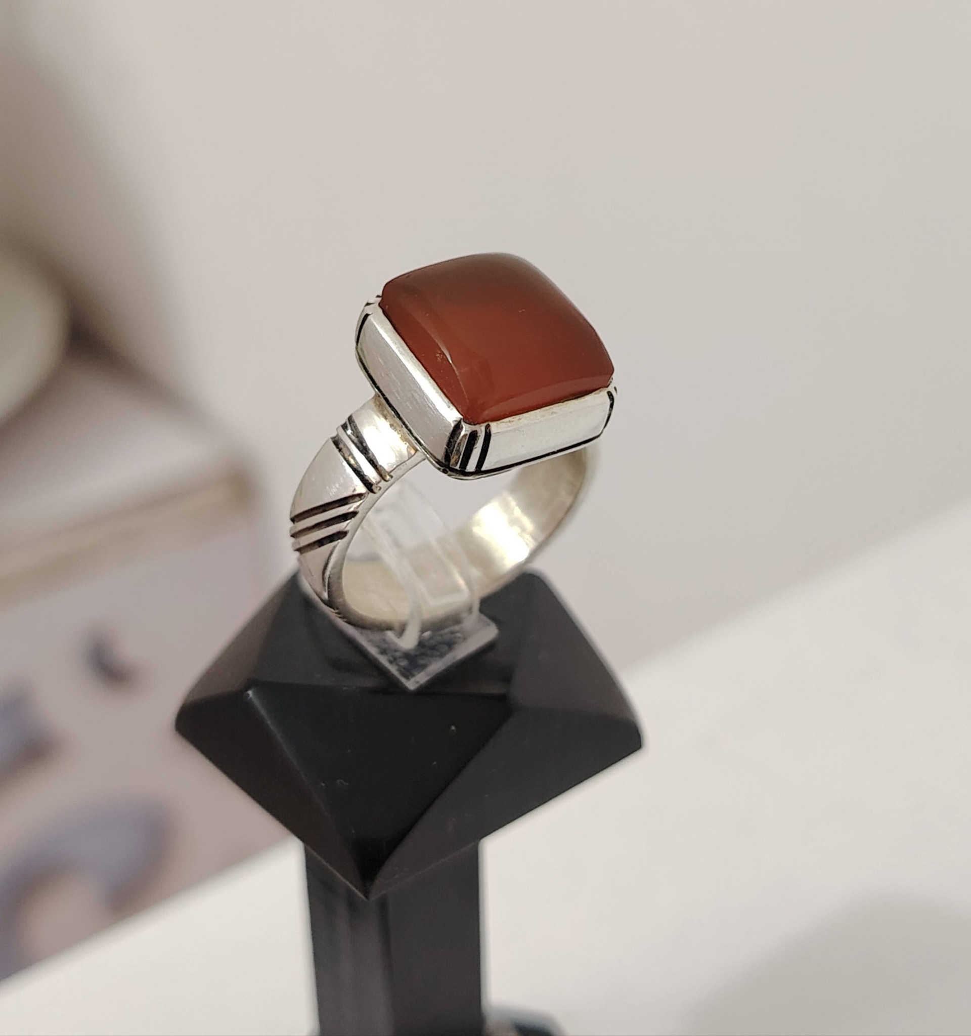 خاتم من حجر العقيق اليماني الطبيعي
صياغه ثقيلة وجميلة فضه عيار ٩٢٥
يوجد توصيل إلى جميع المحافظات
التواصل ع الخاص او ع الواتساب ***********
