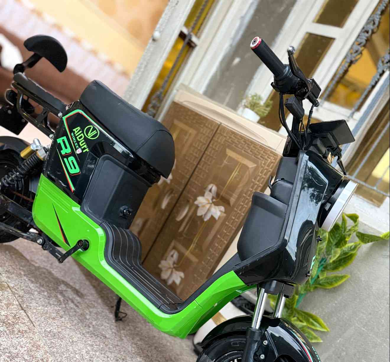 السلام عليكم احبتي.دراجتي R9 من شركة الدار مثل ماشوفون. حلوه ونظيفه. وشحنها حلو. بطارياتها 5 كل وحده 20امبير المجموع100امبير  بلوتوث نشرة ولايت اشارات كلهم موجودات شاحنتها الاصليه تشحن ب4ساعات الى5 فول  بيها 4 نمر 1-من 50الى60 الثاني-من60الى80الثالث من80الى 90 والرابع من90الى99. ..رايدها ب400 وبيها مجال لليشتري صدك. راسلوني وتساب او خابروني ع هذه الرقم ***********مكاني البصرة الزبير حي العسكري
