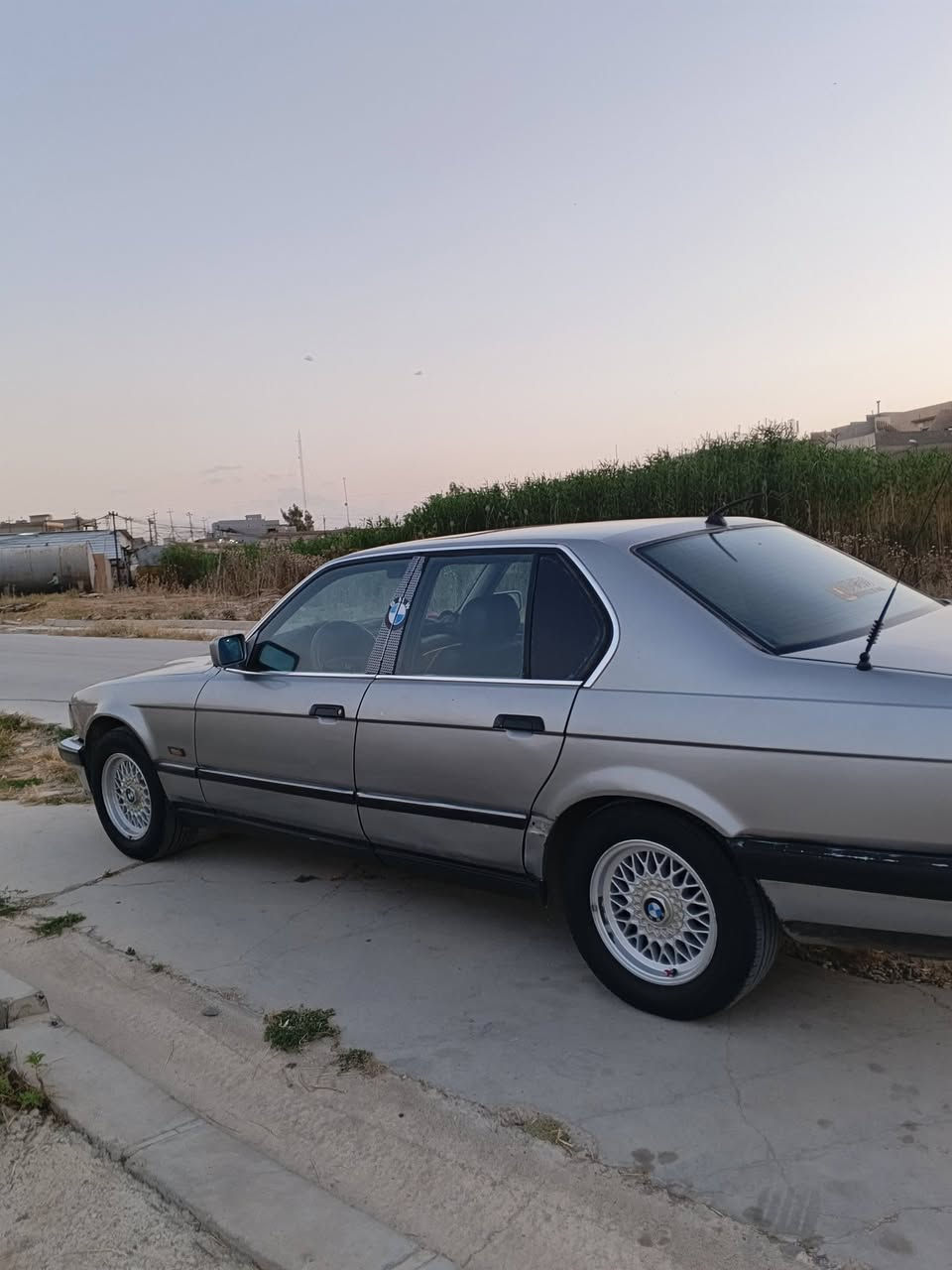 عليكم بي ام دبليو للبيع موديل 1990 السياره سلايد جامات كهرباء فول مفولك شنو جلد توماتيك مكينه جير جديد تبريد شغال سياره تشغيل عن بعد ضخم تاير وباتري جديد سياره بدون ما بيها ضربه صبغه بخ كمالي رقم نينوى ثانويه الى 2030 شرط التالسلامحويل حجمها 735 ست سلندر شاشه كاميرا جاهزه السياره والسعر على المخابره موصل*********** واتساب مخابره هاتف
