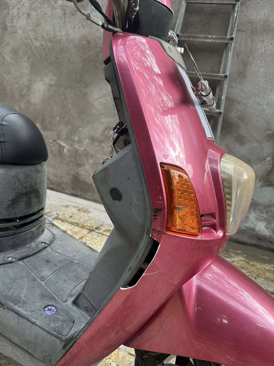 ماكس بوليسي للبيع دراجه مكفوله برغي واحد ما مفتوح بيه دراجه كله بلاد كلشي شغال بيها سلف هندر اشاير لايت امامي خلفي عداد سرعه عداد بانزين كلشي شغال اي نقص مابيه دراجه كله ختم واحد مكينه كفرات وشاصي ختم واحد سعر دراجه 950 الف مكاني البصره المعقل رقم (***********)
ملاحظه: كفرات دراجه الاصليه اليابني لون سمائي 
الي بل دراجه تجاري فيتنامي مختمات
