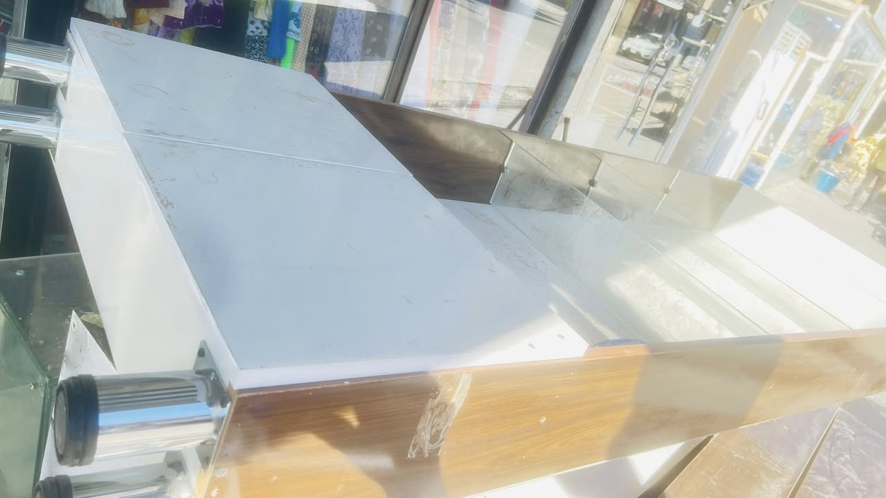 للبيع فاترينات جدد عدد٣  وميز جام   نظيف وميز ثاني ج دي اف عم كامل بيبان وجرارات. بسعر مناسب ***********
