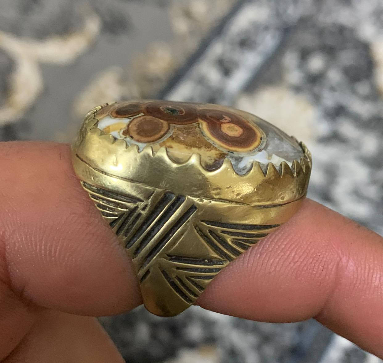 السلام عليكم متاح خاتم 
داوودي السعر 25 المكان القادسيه رقم الموبايل للستفسار الاتصال ***********
