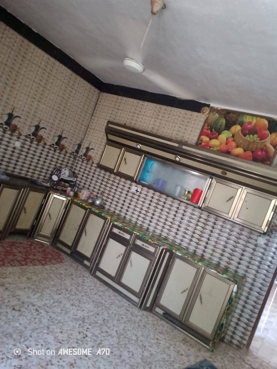 السلام عليكم بيت للبيع طابو زراعي 25 يحتوي على غرف عدد 3 مطبخ صاله 12 متر استقبال 10 متر صحيات داخليه وخارجيه مساحه 550 متر اضافه قطعه خلف البيت البيت ركن على شارعين شارع البزل وشارع فرعي يبعد عن الشارع العام 200 متر السعر 90 موقع البيت طريق العويسات قرب حسينية السجاد ***********
