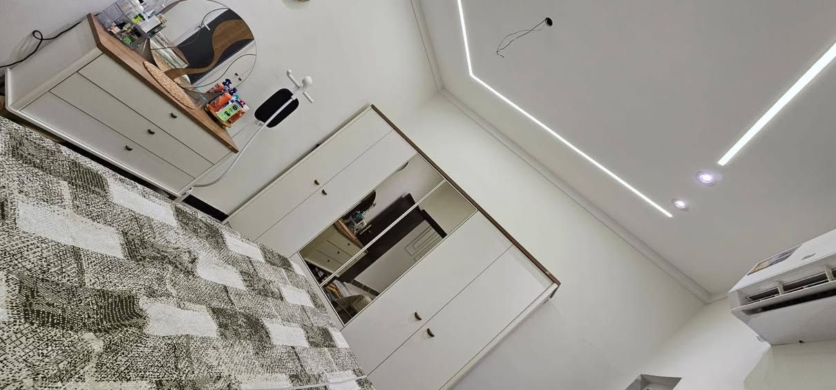 عرضنا اليوم منزل بمساحة 70 m
طابقين بناء حديث درجه اولى نوع البناء طابوق يحتوي على ثلاث غرف سويت مطبخ وصاله منزل حيل مرتب واسع  جنس العقار طابو زراعي25,))((يباع مع الاثاث) العنوان تنومه شارع 36 سعر جدا مناسب  لاستفسار والاتصال ***********
