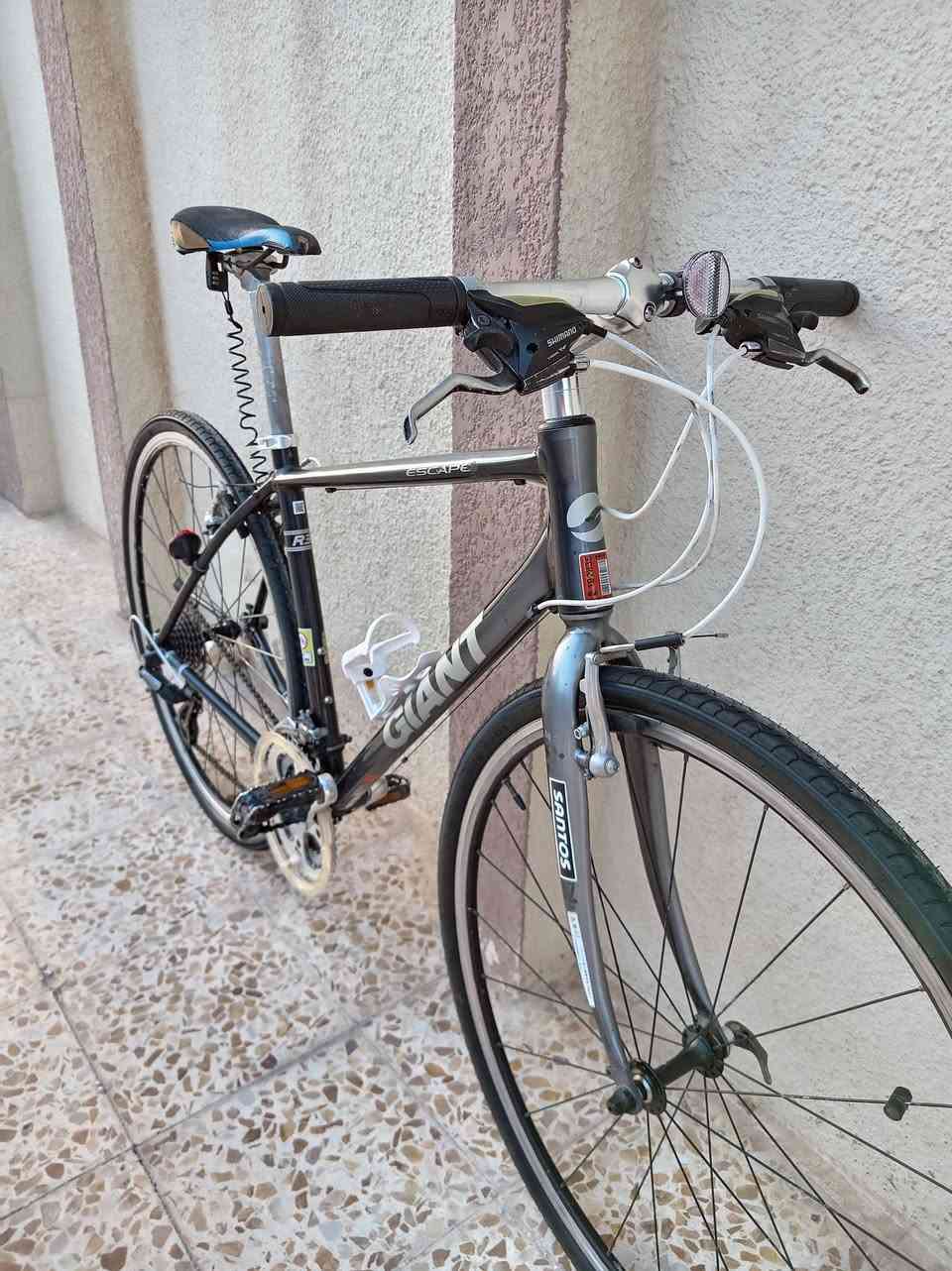السلام عليكم
دراجه ماركة #GIANT_ESCAPE جيانت سكيپ R3
ماركه غنيه عن التعريف
حجم 28 (C700)  
حجم التاير 35×700
معدن المنيوم فريم سمول S
لون سلڤر ميتاليك لامع
سستم شيمانو آلتوس 8X3 
بريكات تيكترو 
وياله زوم طبقتين مختم #GIANT
زوج تايرات جدد
قطعه مال حاوية وضع شركه ✔💯

#السـعر 170 الف
#مكان_موصل_جانب_الايسر
#متوفر_توصيل_محافظات


**إذا كنت صاحب هذا الإعلان وتريد حذفه لأي سبب، رجاءا أرسل رسالة إلى الدعم الفني**