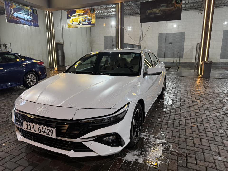 السلام عليكم للبيع هونداي النترا 2024 
سيارة استلام من الشركة على ايدنا بعدها ب ضمان الشركة 
سيارة جديدة اول مطلعتها من الشركه سويت الها دوشمه للداخل كله كاعيه جلد كشنات مغلفات جديدات داخل شركه
مكفوله كفاله عامه عده هاي الدعاميه الاماميه بيها فطر هيه و واكفه نطخت واضحه ممسويها و البنيد بالحافه شويه بدون اي دواخل 
وبيها ايضا الايت الايمن نضرب ب طابوكه بدلته ب اصلي 
ماشية 24 الف 
فول مواصفات 
بصمه تشغل عن بعد بصمه ابواب
فتحه سقف
صندوك ذكي
كامره 
شاشه كاربي دشبول دجتل 
حساسات اماميه خلفية 
كامره خلفية
تبريد قطعتين 
مري شفط اشاير بالمري 
تحكمات ستيرن 
تخم تاير و ويل الأصلي ضامه بالبيت يعني سياره وياها تخم ويل كلب و تاير اضافي 
رقم بغداد ب اسمي تحويل ثاني يوم
السعر 180 وبيها مجال 
مكانها بغداد شارع فلسطين 
للاستفسار ***********
