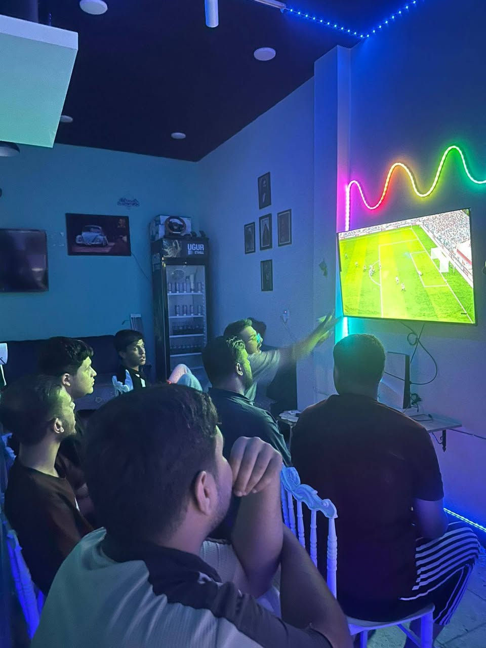 لسلام عليكم قاعه العاب لبيع نزالها بلطول ومن جوه مربعه وبيها كعده جوه كلش تخبل مشاهده مبارات ونراكيل وبيه مطبخ صغير ايجارها 300 
وكهرباء 50 يعني تعزل يوميه 12 الف القاعه شغاله خير من الله (موقع الامين الثانيه الفلكه المشجره )
تجي شوفه وبيك خير ودلل اني ماكدر اديره لن ماعرف بيه سعره 7 ونص وبيه مجال ***********
