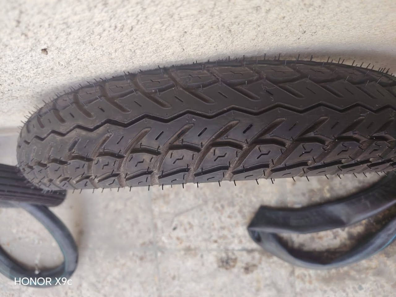 السلام عليكم تايرات بوكسر خلفي وامامي هنه والجوابه مالتهن تايرات جدد اول ما اشتريت الداجه شلتهن اشتريت جوبلس وهسه اريد ابيعهن هنه وجوابتهن ما مستخدمات وما بيهن اي بنجر جدد ونضيفات كلش مكاني بغداد البياع رقم الهاتف ***********
