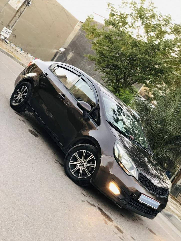 كيا ريو ٢٠١٥ خليجي مكينة ١٦٠٠ دبل قطرة رقم بغداد الدولي سنوية وهزه جديده مكفولة من الحادث بيها ٤ قطع مرشوشه فقط اثر شخط ع الطول بدون دواخل وبيها طعجات موضحه بالصوره جانت مشدوده عليها سيبايه 
مكينة وكير مكفولات صدر وتخم تاير جديد 
تبريد ثلج سيارة جاهزه  
تقليل صرف بانزين eco
السعر ٧٨ قفل 
مكان بلديات
***********
