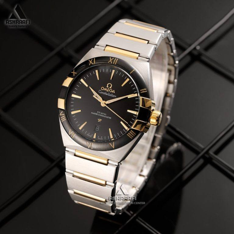 ساعة من ماركة اومكا Omega x Swatch MoonSwatch وارد اوربي
الهيكل والإطار (Exterior)
المادة: مصنوعة بالكامل من الفولاذ المقاوم للصدأ (Stainless Steel) عالي الجودة.
الإطار (Bezel): يتميز بإطار من السيراميك الأزرق المصقول، مع أرقام رومانية مصنوعة من "الجراند فو" (Grand Feu) الأبيض، مما يضمن ثبات اللون ومقاومة الخدش.
المينا والعقارب (Dial & Hands)
المينا: مصنوع من السيراميك الأبيض اللامع، مما يعطي تبايناً حاداً وجميلاً مع العناصر الزرقاء.
العقارب والمؤشرات: العقارب وشعار أوميغا والمؤشرات كلها مطلية باللون الأزرق المتناسق، ومصممة بأسلوب "الفاسيت" (المضلع) لتعكس الضوء ببراعة.
التاريخ: نافذة التاريخ موجودة عند موضع الساعة 6، مما يحافظ على تناظر وتوازن شكل المينا.
السوار: سوار معدني متصل بتصميم انسيابي مريح جداً على المعصم.
مقاومة الماء: مقاومة للماء حتى عمق 50 متراً (مناسبة للاستخدام اليومي والسباحة السطحية).
 السعر 85 الف مع توصيل وعلبه


**إذا كنت صاحب هذا الإعلان وتريد حذفه لأي سبب، رجاءا أرسل رسالة إلى الدعم الفني**