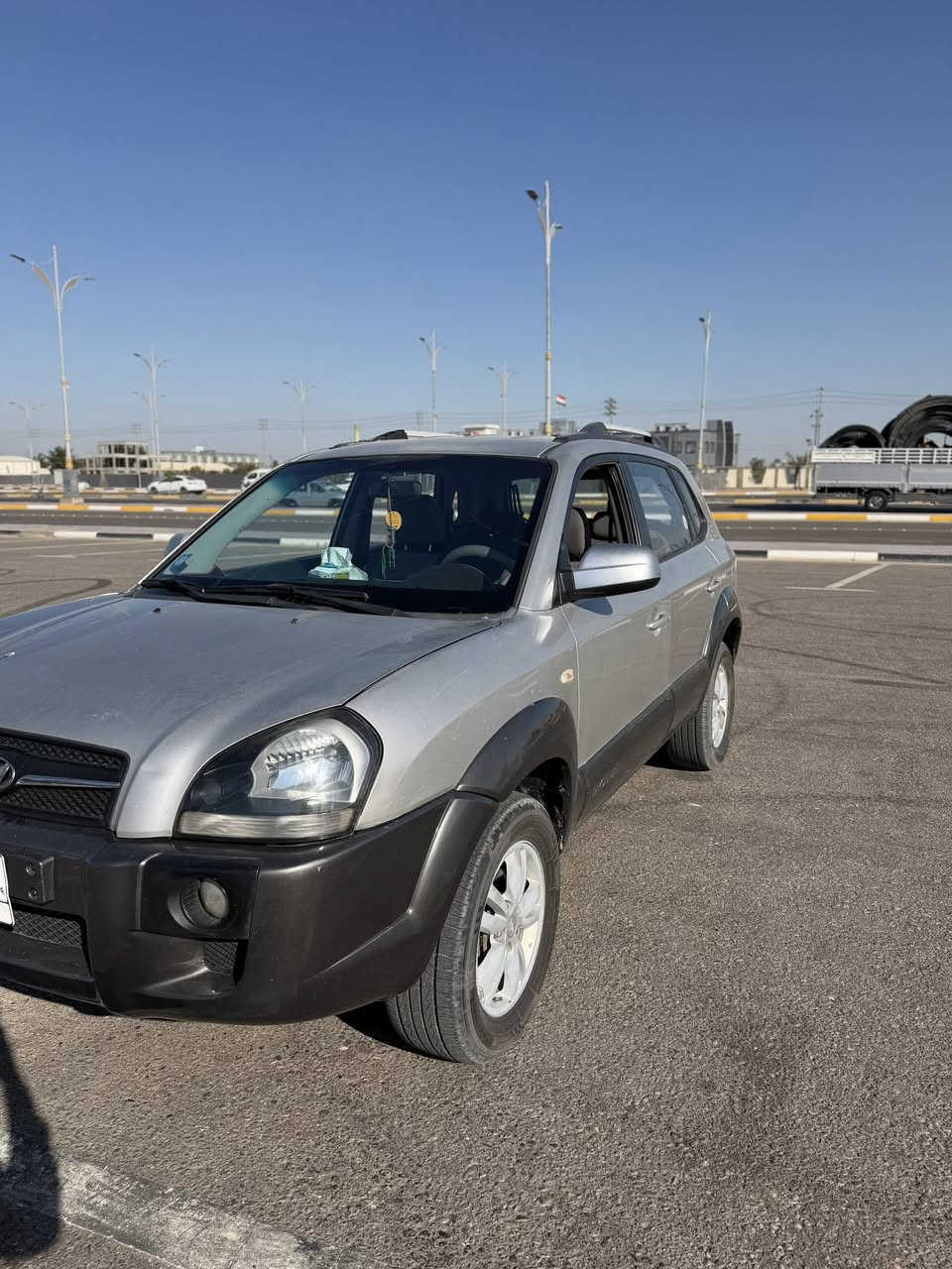 سلام عليكم
توسان مقدس ٢٠٠٩ لون رصاصي رقم كربلاء سنويه لل ٢٠٢٨ مواصفات عاديه محرك ٢٠٠٠ دوش سياره جاهزه مناقصهه ايشي كير ومحرك مكفولات ماشيه ١٦٠،٠٠٠  الف حقيقي بيهه باب عكس السايق صبغ وحافة الجاملغ الخلفي فوك وماخذه من الجنطه على كد ٤ اصابع والبلاستك مجدديهن صبغ للجماليه بدون حادث مكانهه كربلاء 
سعرهه ١١٥ وبيهه مجال بسيط 
***********
