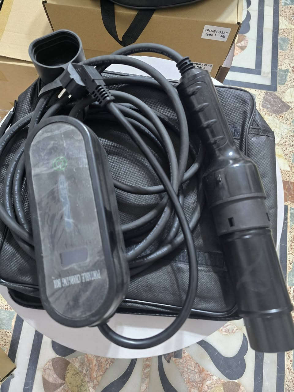 يتوفر لدينا مجموعة 
شواحن تايب تو مع ادبتر بي واي دي ..
١٦ امبير مع الادبتر ١٢٥ الف 
بالامكان استخدامها 
باي نقطة كهرباء 
يمكن الاستفادة منها للتنقل. 
للتواصل..
البلديات شارع المصرف 
***********
***********
