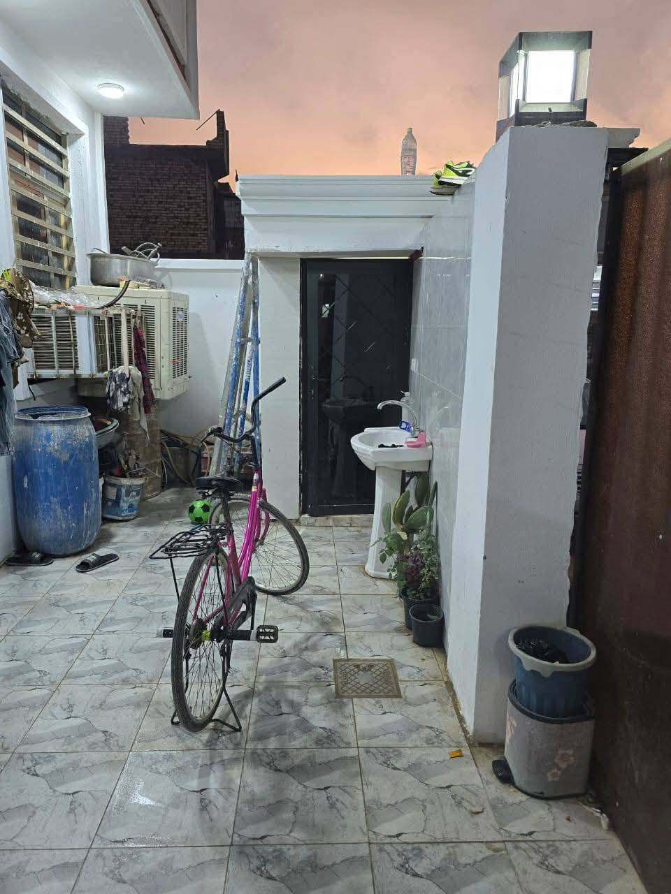 بيت مساحته ١٥٠ متر سند ٢٥ حله شارع ١٠٠ البيت طابقين بي غرفتين فوك وغرفه فوك استقبال وكلدور صحيات داخلي وخارجي الشراي يتفضل *********** خاص
