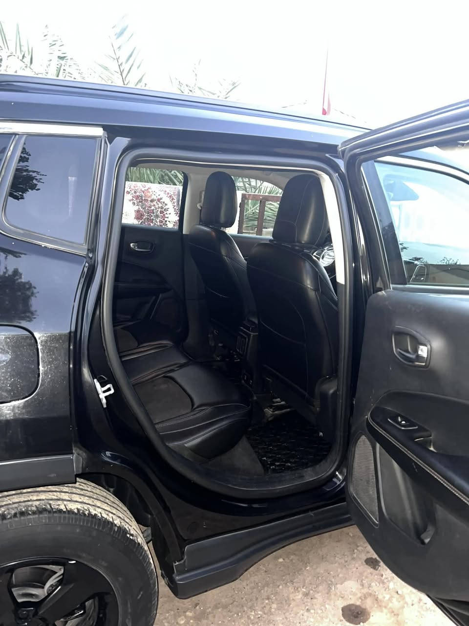 السلام عليكم جيب كومباس فئة لاتيتيود موديل 2018 امريكي ضرر جاملغ وبنيد  السيارة جديدة كلش ماشيا 150  الف كيلو مو ميل السعر 110 وبيه مجال رقم بغداد *********** مكان واسط موجود واتساب اتص
