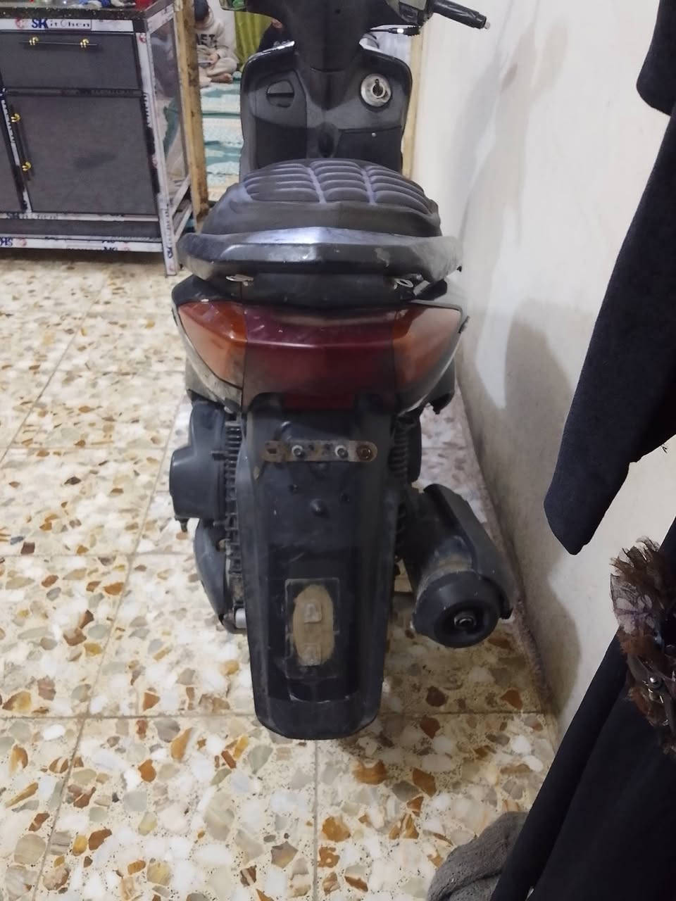 سلام عليكم متاح دراجه سكنس ياباني سلف اوهندر كهربائيات كلها شغالة شلعة و معدل قفل ستيرن قفل جنطة كفاله عامه المكان مدينه الصدر رقم الهاتف *********** السعر 300
