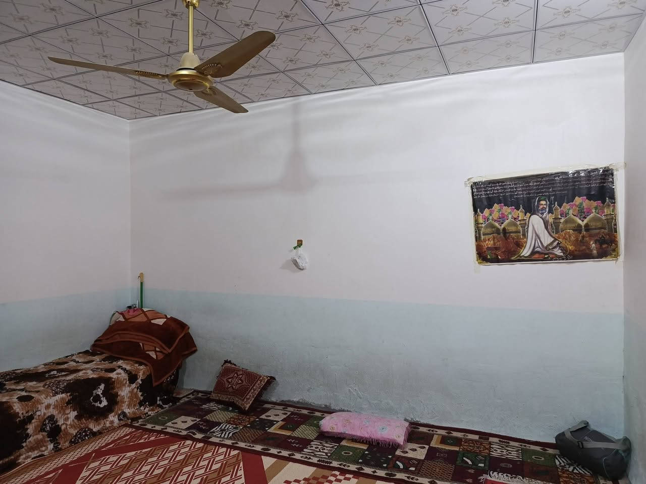 دار في حي الرحمه مساحه 180متر ثلاث غرف وصاله ومطبخ وستقبال صحيات داخليه وخارجيه قبل شارع العرض شارع عريض12متر السعر 78وبي مجال ***********
