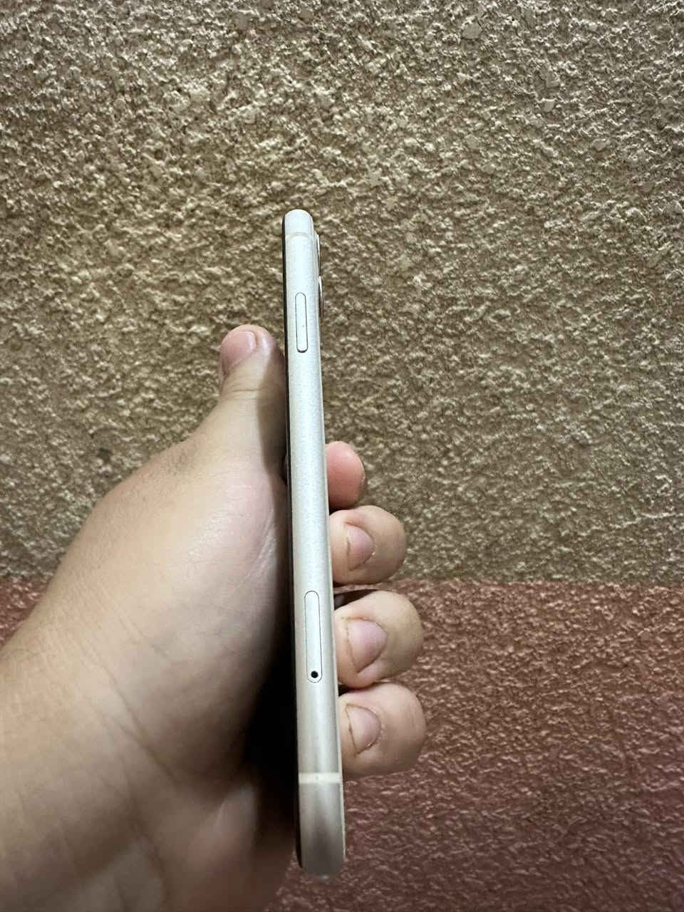بيع — iPhone 11 128GB 📱
* النسخة: LL/A أمريكي 🇺🇸

* السعة: 128GB

* البطارية: 100% (مبدلة) 🔋

* الشاشة: أصلية

* Face ID شغال ✅

* الجهاز نظيف جداً، الشاصي 95%

* كلشي شغال بدون مشاكل

* بيه خط أسود خفيف بالشاشة مو مأثر على الاستخدام

* الكاميرات والسماعات والبصمة الوجهية كلها ممتازة

* والسماعه مال الاتصال متشتغل 

* سعره 220 وبيه مجال للطيبين 

الجهاز مرتب وفحص كامل، مناسب للاستخدام اليومي ✨

للمهتم خاص �


**إذا كنت صاحب هذا الإعلان وتريد حذفه لأي سبب، رجاءا أرسل رسالة إلى الدعم الفني**