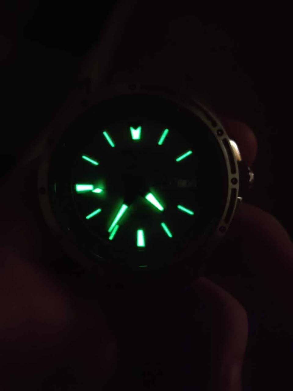 ⌚سايكو ((SEIKO 🇯🇵))⌚  
                                                                                                                                                                                                                                                                                                                
🇯🇵 أوتوماتك 24 حجر- ياباني أصلي 🇯🇵                          
✅ مستعملة ( نظافة 80% ) ✅

🔴✅ مبدل سير انيق وضابط مع شكل الساعة ( سيرها الاصلي ناقص قطعة مثل ما موضح بالصور ) ✅🔴

✅ بدون علبة فقط الساعة ✅

🟠🟠 السعر 120 الف والتوصيل مجاني 🟠🟠 
                               
💎 موديل أنيق ومتين جداً
💎 ماكنة أوتوماتك يابانية ⬅️ SEIKO TIME CORP 
💎 الكيس من الستينلس ستيل 13mm
💎 ظهر كشف شفاف
💎 بزل ثابت 
💎 القطر 41mm ( مع الكوك 45mm )
💎 👌 
💎 عرض لليوم عند الرقم 3️⃣ والتأريخ عند الرقم 3️⃣
💎 مقاومة للماء 100 متر
💎 زجاج زفير مقاوم للخدش
♦️Case material: Stainless   Steel 13mm
♦️Movement:  SEIKO TIME CORP
♦️Water resistant: 100    meters
♦️Case diameter: 41mm
♦️Band Material:  stainless steel 20mm

🚕🚕 التوصيل مجاناً لبغداد وكافة محافظات العراق 🚕🚕

                ☎️ *********** ☎️
   🔰 للحجز والإستفسار مراسلة الصفحة 🔰
