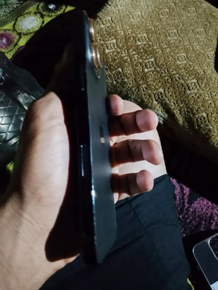 سلام عليكم للبيع أيفون ١٣ برو ماكس جهاز فقط بطاريه مرفوعه ما مبدله و متوقفه بي كأمره و ثنين يشتغلن فيس إيدي شغال جهاز ع وضع الشركه أمانتً الله شحنه راقي ابد مايصرف  الاستفسار اكثر  ***********واتساب
