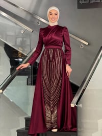 مقاس ٤٢ • لبست مرة • خرز ساتان