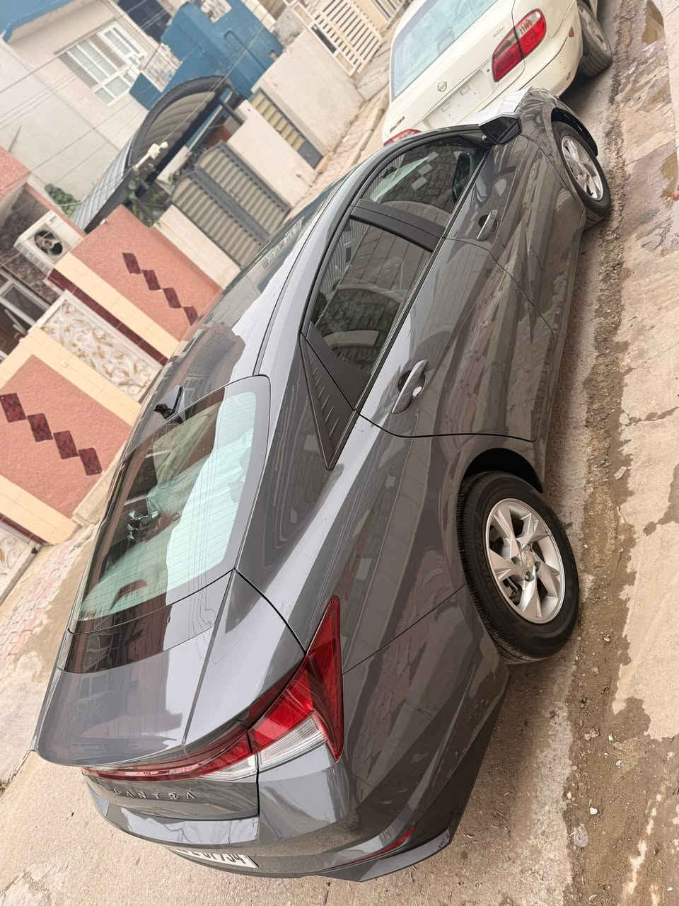 سلام عليكم
الانترا 2023 
وارد امريكي 
نص فول رقم بغداد مثل ما موضح 
الضرر امامي بدون صبغ بس بارد 
بنيد +جاملغ لأيسر ولايمن 
تحويل ثاني يوم 
عداد المسافة 33(كيلو ) 
بكان السيارة ديالى بعقوبة سعر السيارة 138 بي مجال 
***********

