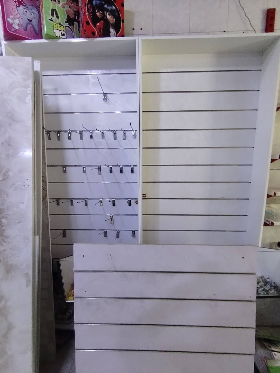 رفوف مع باترينات مع ميز عرض
للبيع العنوان شارع نعمه الريفي
للاتصال  ***********

