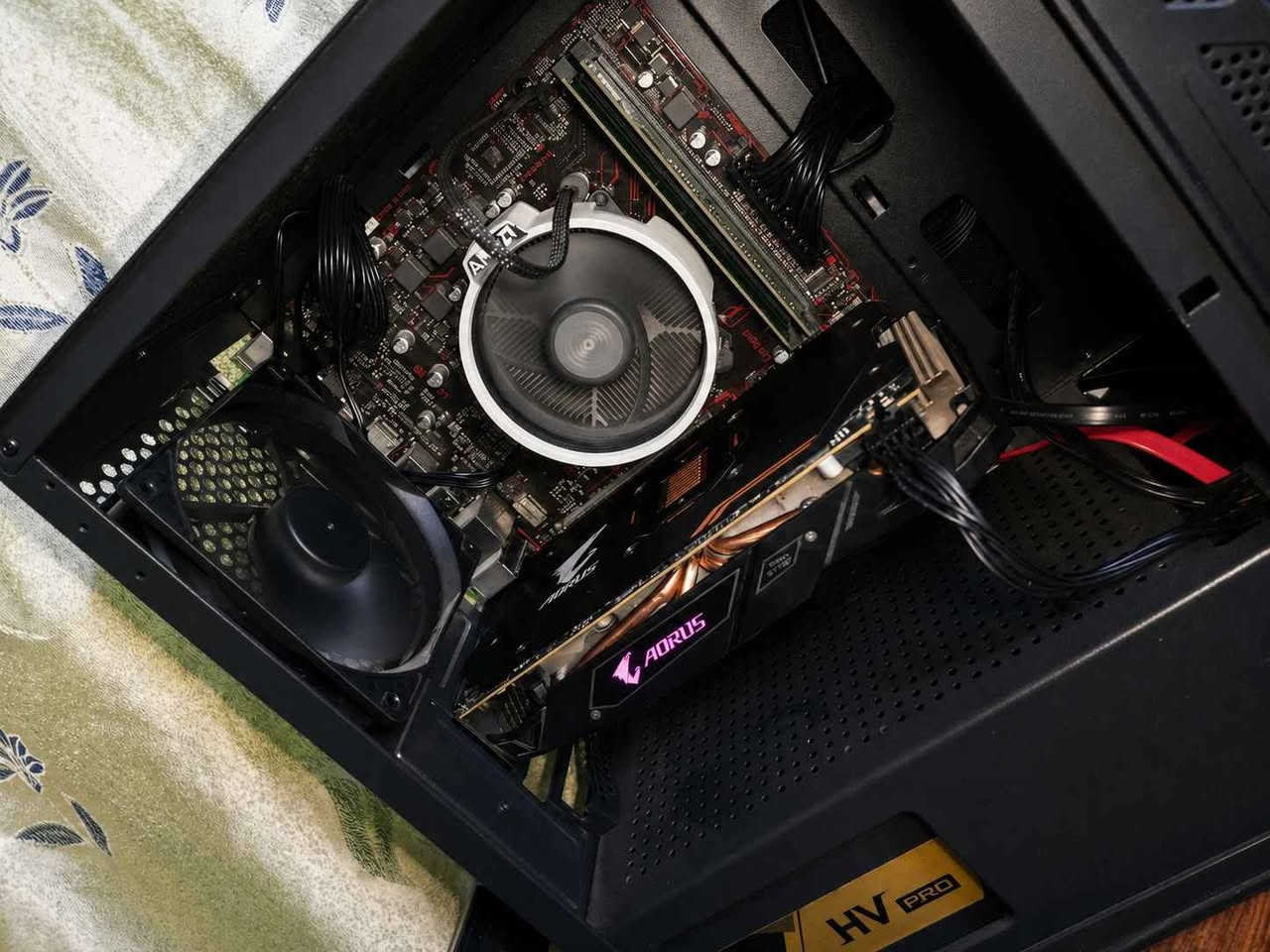 سلام عليكم 

تجميعة بي سي جميع قطع ماركات عالمية 

Cpu: R5 2400g

Gpu: Radeon Rx580 8gb Aorus RGB

Rams: 16gb 8×2DDR4 2666MHZ

M.B: Asus B350 prime

PSU: FSP HV pro 550W

Cpu Cooler: AMD cpu cooler 

Case: FSP Micro Atx + 3 Fans

512gb Sata SSD Kingspec

1tb HDD 

يوجد ضمان فحص اسبوع في حال وجود خلل 

موقعنا ديوانية حي جزائر 

توصيل موجود لجميع محافظات العراق 

سعرها 450 الف مع توصيل قفل

للاستفسار على الخاص 
او
عن طريق واتس اب: 
*********** ديوانية, القادسية
