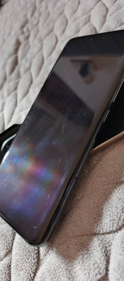 السلام عليكم هونر ماجك 6 ابرو المواصفات المعالج اسناب ادراكون 8جين 3 الشاشةltpo OLED منحنيه من اربع جوانب بحجم 6.8 انش ودقه 1280x2800 بكسل ومعدل تحديت تكيفي 120 هرتز الكامرات الكامره الرئسية واسعه بدقه 50 ميجابكسل وكاميرا فائق الاتساع 50 ميجابكسل وكاميرا تقريب منظار بيريسكوب بدقه 180 ميجابكسل معه تقريب بصري 2.5x ورقميx100 و ois والكاميرا اماميه بدقه 50 ميجابكسل بالإضافه إلى كاميرا عمق ثلاثية الأبعاد البطارية 5600 مللي أمبير الذاكرة العشوائية 12 والداخلية512 نظام التشغيل اندرويد 15 الجهاز مقاوم الماء والغبار اي بي68 الجهاز جديد كلش سيم كارت ما مخلي بي بدون غراض فقط الجهاز وبي خدوش ناعمه كلش بل شاشة مبينات بل صور للبيع سعره 750 وبي مجال بيع فقط عنواني حله مركز ***********
