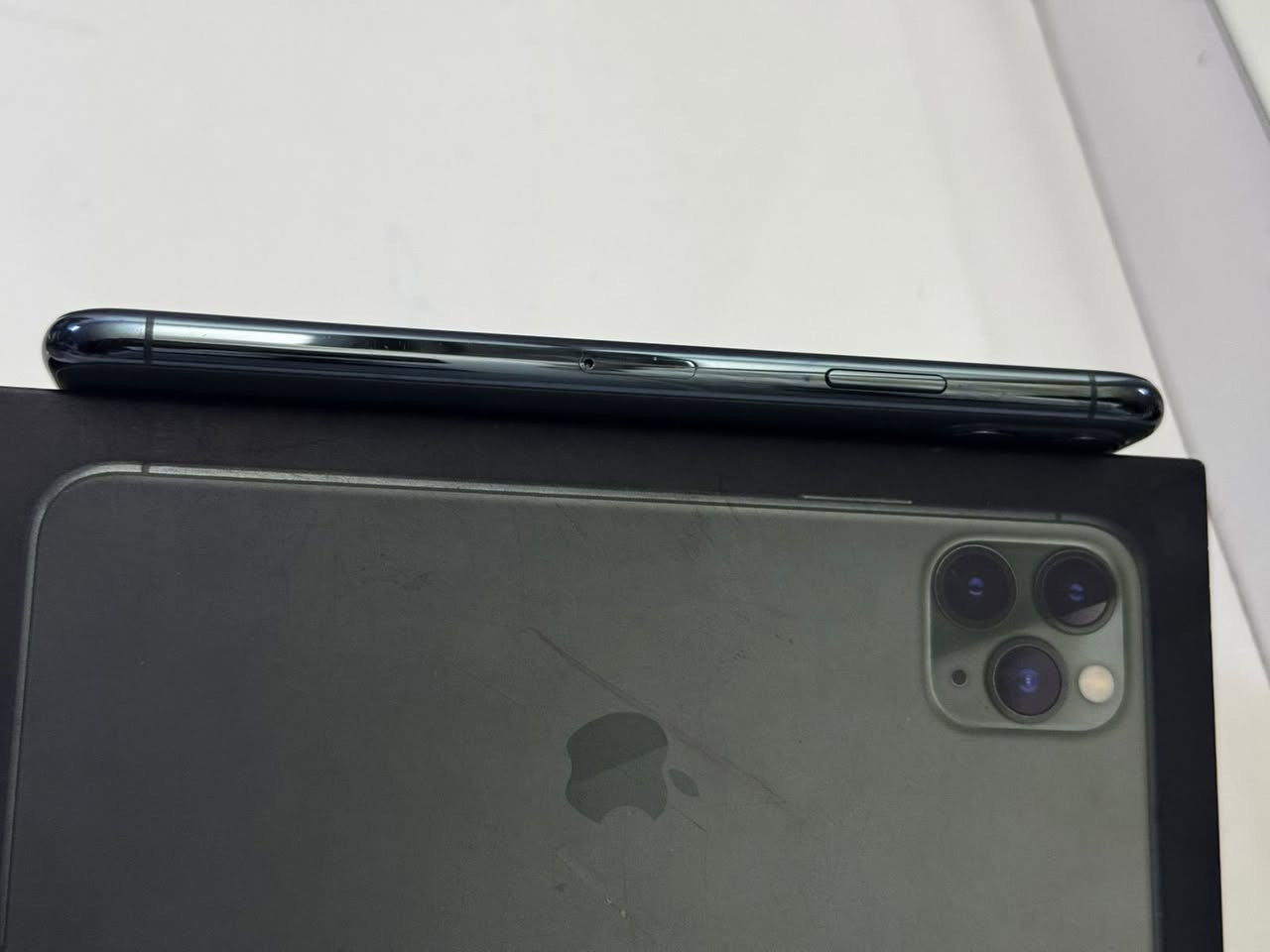 السلام عليكم
ايفون 11 برو ماكس 
اللون المميز 
تلفون مبدل شاشه تفصيخ 3 خيارات 
بطارية 81 بلادي 
جهاز نضيف كلش مال بيت 
السعر 380 الف وبي مجال بسيط 
رقم***********
