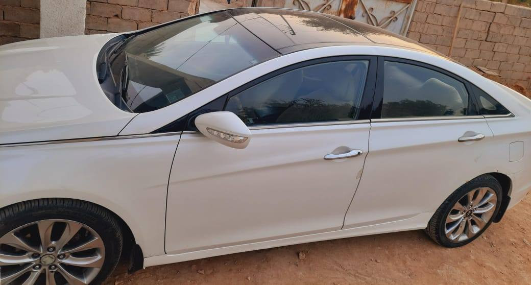 السلام عليكم 
سوناتا  2011 خليجي فوول 
فول مواصفات 
سقف بانوراما 
مكينة 2400 دوش 
تبريد قطعتين 
وباقي المواصفات المعروفه 
سيارة جديده جدا 
بيهأ جاملغ مبدل وباب صبغ الامامي الايمن
كير مكينه تبريد حداديه كفاله علشرط
السعر (115) وبيهأ مجال
مكاني الديوانية 
***********
