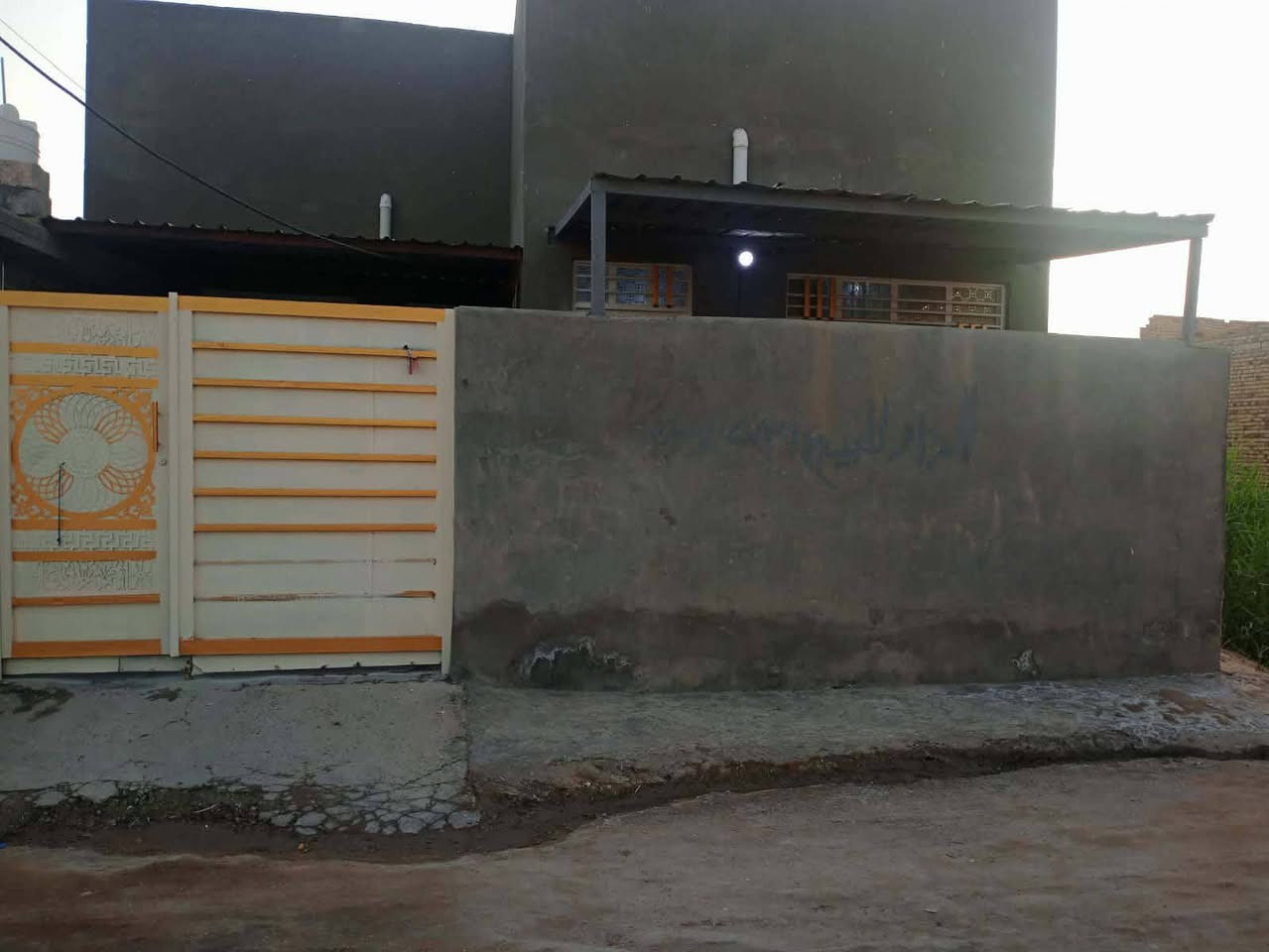 دار للبيع مساحتها 200متر ع طريق المعاره يم حسنيه مال العويسات يبعد عن شارع العام 50متر بناء حديث بلوك وعكاده متكون من
غرفة نوم عدد 2. 5*5
صاله 4*8
مطبخ 4*4
استقبال 4*8
مجمع صحيات دخليه خارجيه 
سعرها 60وبيها مجال شي بسيط 
اي استفسار اتصل على الرقم التالي 
***********
دار للبيع مساحتها 200متر ع طريق المعاره يم حسنيه مال العويسات يبعد عن شارع العام 50متر بناء حديث بلوك وعكاده متكون من
