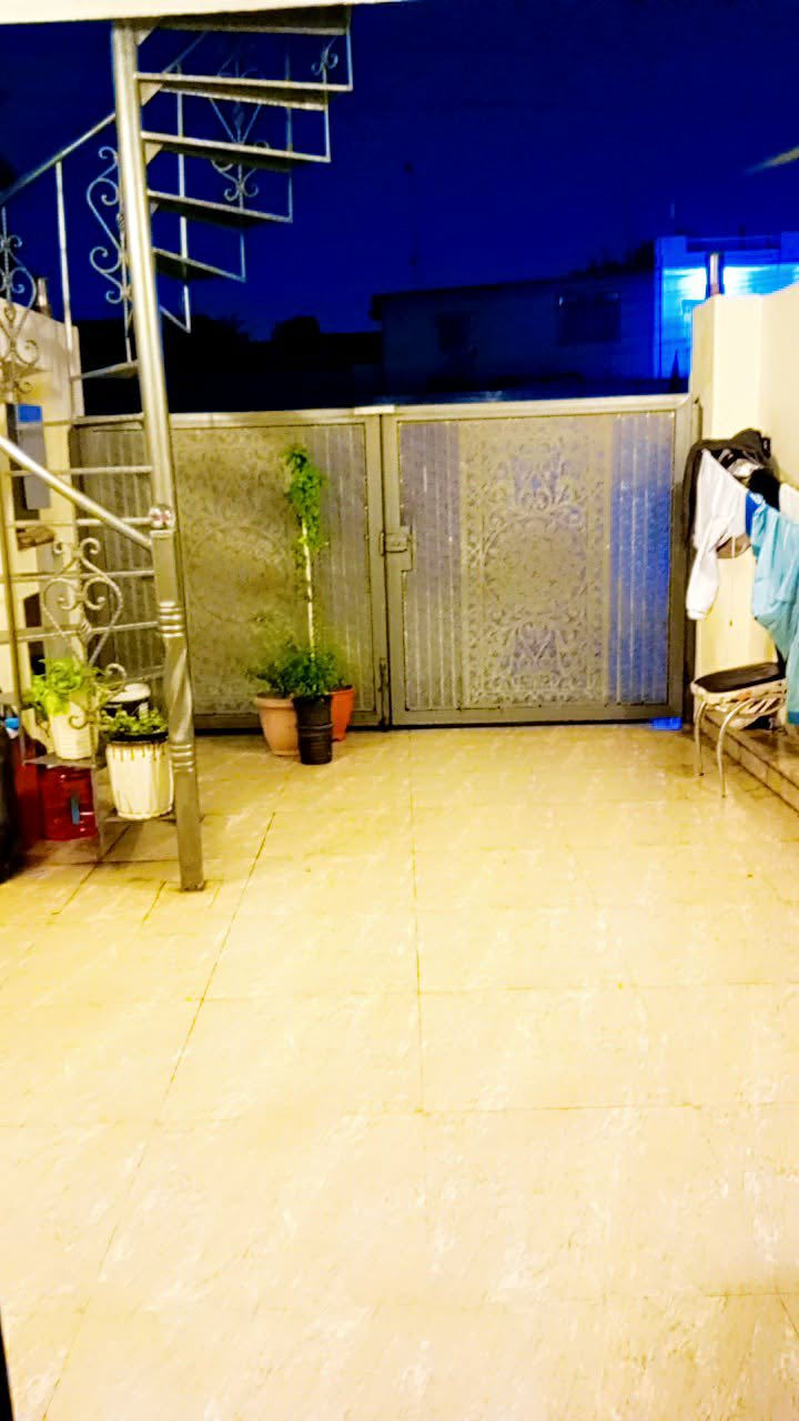 بسم الله النور  بيت في شارع فلسطين  حي نيل محلة 503 مساحتة 135 نزال 30 نضام شقة درج من خارج وداخل  خمس غرف نوم ثلاث حمامات صالة مناور اثنين  كبيرة 21متر مطبخ داخلي طابو صرف  للاستفسار *********** ابو ود
