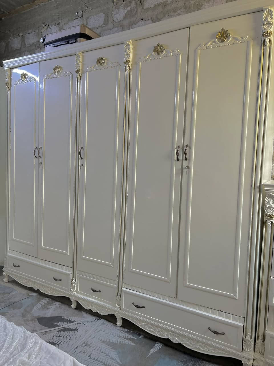 للبيع غرفة نوم كاملة ✨
غرفة نوم عراقي صاج، موديل تركي، تصميم أنيق وعملي، تتكون من:

 • قنصور (5 أبواب) مع ملحق داخلي

 • زاوية موديل كنتوري (بابين) مع ملحق داخلي

 • تخت مع كومدينات (أيمن وأيسر)

 • ميز بلازمة (جزامة)

 • مراية مع طابورية

🔹 الحالة: مستعملة استعمال خفيف جدًا ونظيفة كلش

🔹 الموقع: (الموصل)

📞 الشراي : التواصل خاص أو الاتصال على الرقم: 

     (‭٠٧٥٠ ٧٦٩ ٩٢٣٥‬)
