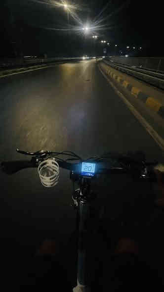 بايسكل  شحن اميركي اصلي مصنوعه🔸
من الالمنيوم حجم كبير جدا
مع اطارات بحجم 27.5×3.0 المحرك350 واط وحدة تحكم15 أمبيربطاريةبطارية ليثيوم أيون 36 فولت 10.4 أمبير/ساعة
🔸المدى65 كيلومترالسرعةحتى 45 كم/ساعة 
اللون ابيض لؤلؤي بطبقة حمايه للخدوش 
 الإطار ألومنيوم 
التروس7 سرعات مع ناقل حركة
الشحن :شاحن 2 أمبير
🔸 متضمن الأبعاد عند الطي38.5 بوصة طولاً × 13.5 بوصة عرضًا × 36.6 بوصة ارتفاعً 
االوزن الإجمالي65 رطلاً 
.. الإطارات27.5 بوصة × 3.0 بوصةارتفاع الوقوف20.5 بوصةارتفاع المقعد31.5 بوصة – 41.5 بوصة
سعة التحميل300 رطل* تعتمد جميع تقديرات المدى على وزن الراكب والقطر وأسلوب الركوب وسرعة الرياح 
....
♻️البطارية :  العمر الافتراضي 
ما يقارب (2000) دورة شحن 
الهيكل الخارجي :قابل للطي
الاطار الامامي  : مزود بنظام الدبلات  ولقدرة على التحكم بها
🔹المحرك الميكانيكي للدراجة : شركة شيمانو اليابانية  , مزودة بنظام (7) سرعات مع ناقل حركة  من شيمانو
المحرك الكهربائي للدراجة : 
مزود بنظام (5) سرعات 
🔹مزود بشاشة اليكترونية  لحساب المسافة 
ولقراءة الاعطال ،حساب الوقت, وحدة القياس المايل،الكيلو متر  K/M 
,حساب الكلي للرحلات
مصباح امامي ، مصباح خلفي للتحذير 

🔹قابلية ازالة البطارية من الدراجة  الهوائية 
للشحن المنزلي
 , قفل للبطارية بالمفاتيح 
المخصصة 
المكابح : ديسك امامي ، ديسك خلفي   
شاحن  : USB للهاتف 

هاتف:***********
السعر خاص   .. بغداد الدوره
