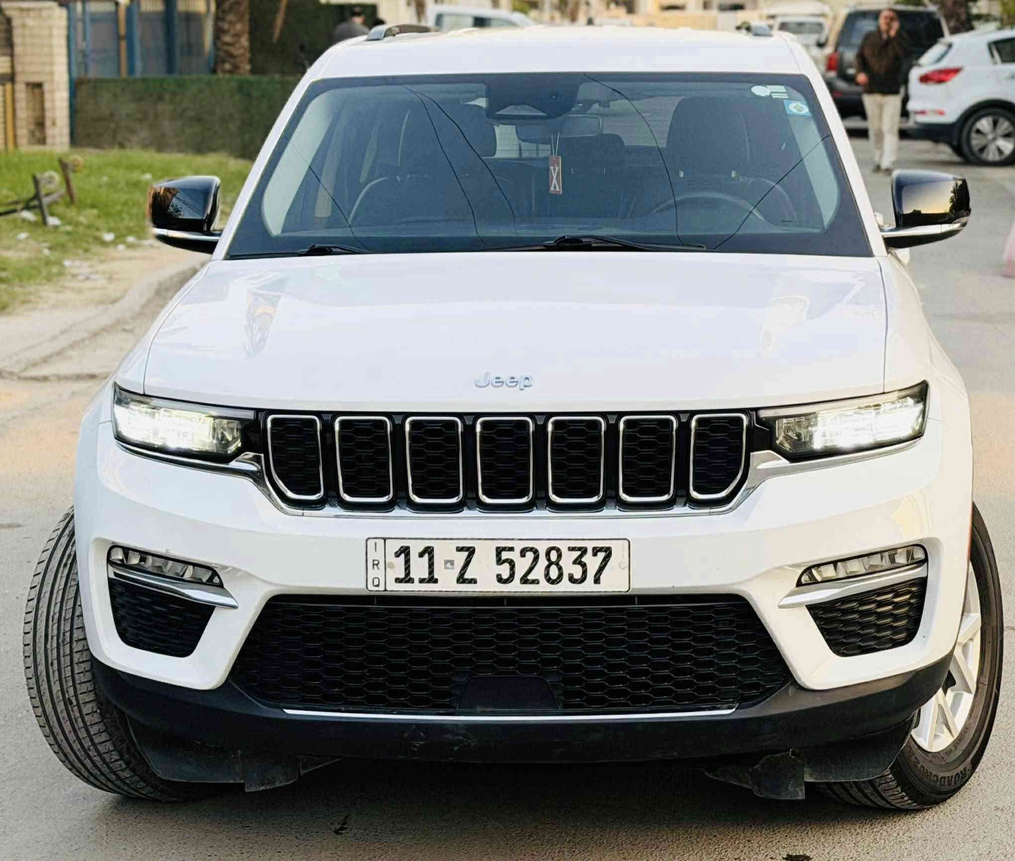 السلام عليكم عندي جيب ٢٠٢٣ رقم بغداد الدولي جديد سنويه وأرقام وهزه كله جديد بسمي تحويل ثاني يوم سياره جديده بمعنى الكلمه كلين تايتل كفاله عامه من الصبخ والضربه جديده وعلى ايدي فووول مواصفات عدى الفتحه فقط 
بصمه تشغيل + بصمه ابواب 
شاشه 
كامره 
جنطه كهرباء 
كشنات جلد 
رادار جانبي 
كشنات خزن ميموري 
تحكمات 
تدفئه تبريد بل كراسي 
تبريد قطعتين 
٦ سلندر 
مودات قياده
كشنات كهرباء 
تشغيل عن بعد 
وبعد بيها هوايه مواصفات ممذكوره 
سياره جديده ومابيها نقص 
مكان السياره بغداد
عارضها ب ٣٣٠ وبيها مجال للشراي 
وهذا رقمي 
***********
