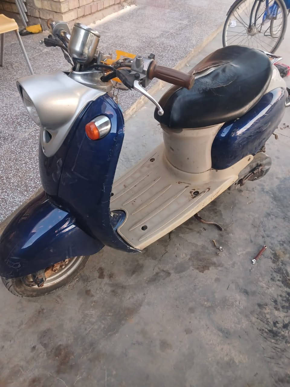 سلام عليكم دراجه كلاسيك للبيع دراجه حلوه مكينه مجفته جديد  مكاني بغداد سعر 200 رقم هاتف ***********
